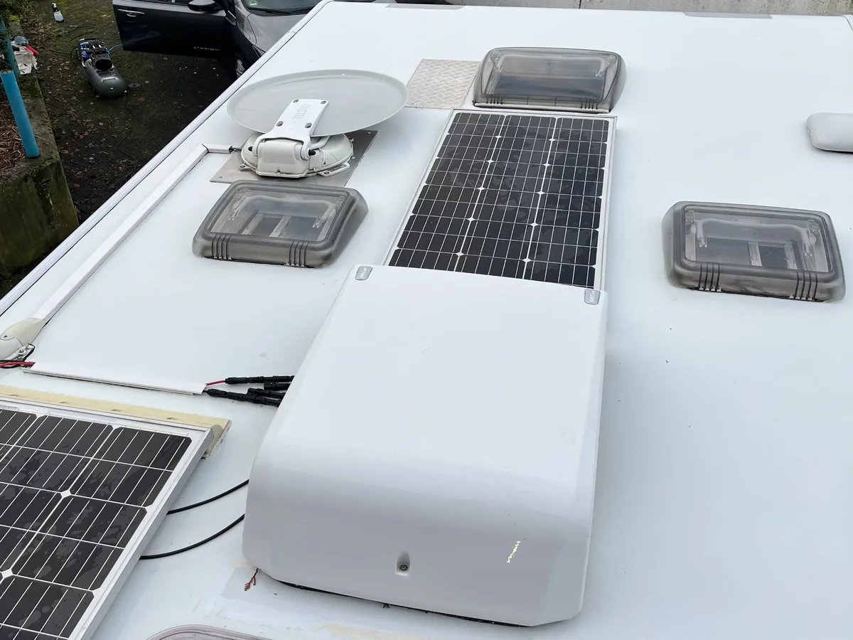 Wohnmobil Dach nach der Keramikversiegelung - strahlend sauber und geschützt